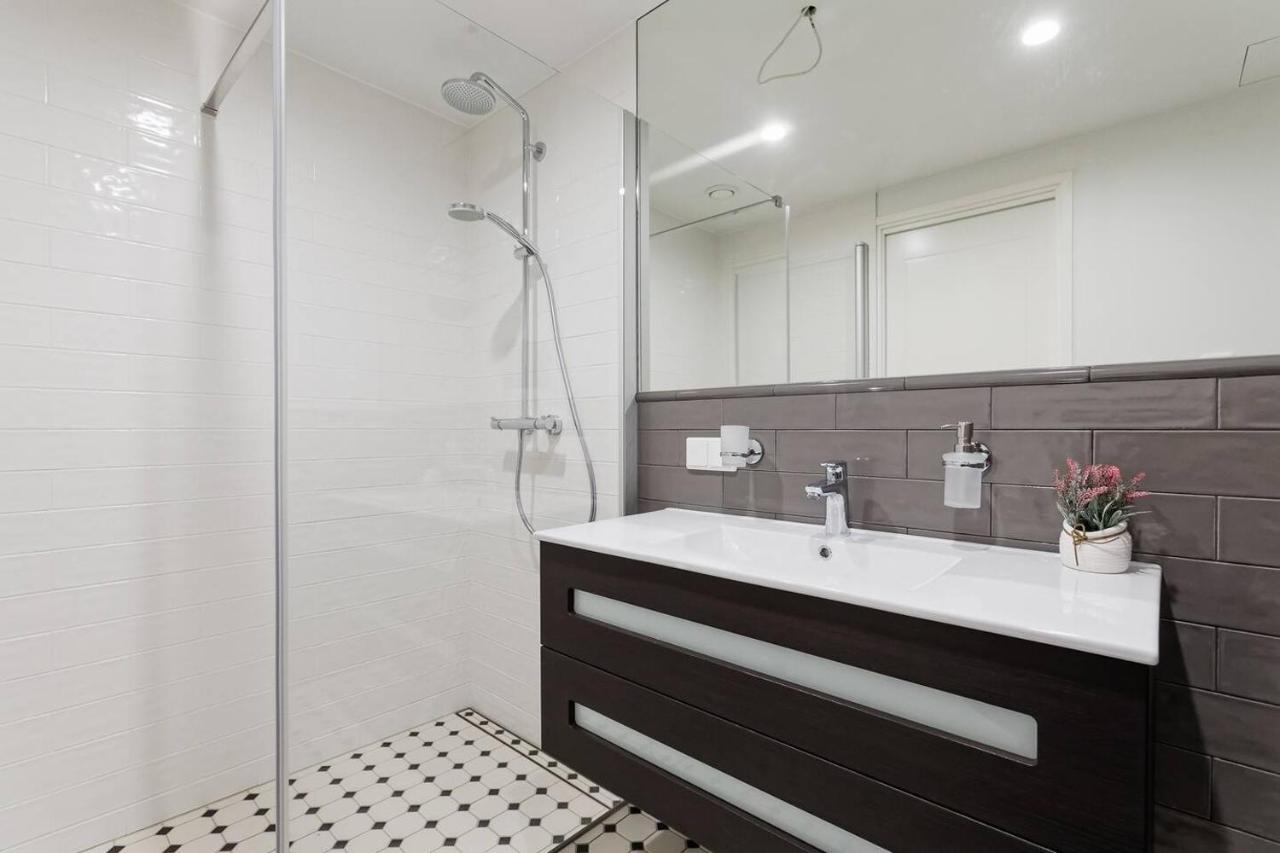 Central Apartments, Quiet With Free Parking And Ac. Tallinn Eksteriør bilde