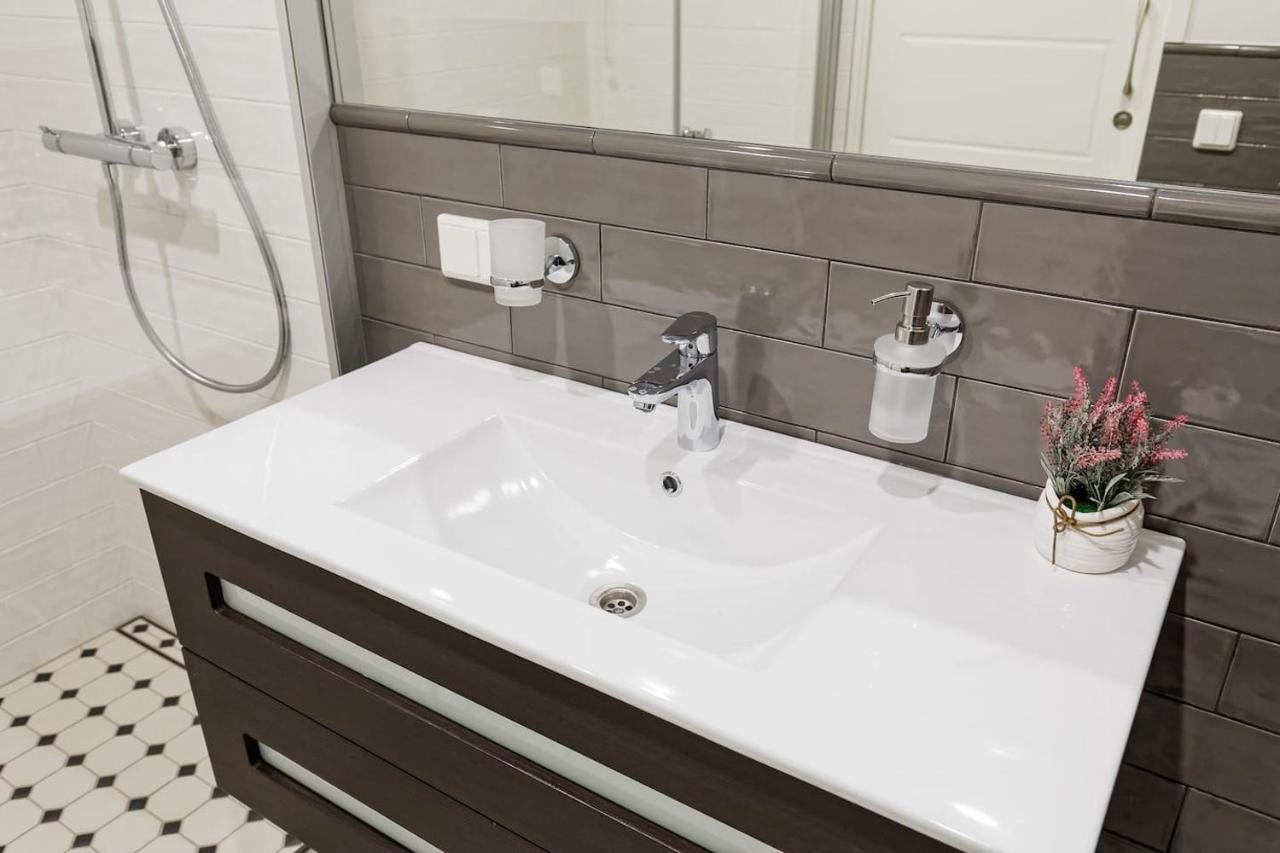 Central Apartments, Quiet With Free Parking And Ac. Tallinn Eksteriør bilde